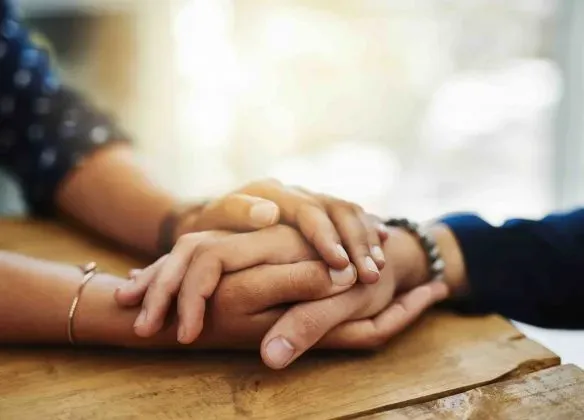 Soutien et réconfort apportés par la prise en main d'un proche en deuil.