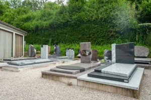 Parc d'exposition extérieure de monuments et pierres tombales en granit.