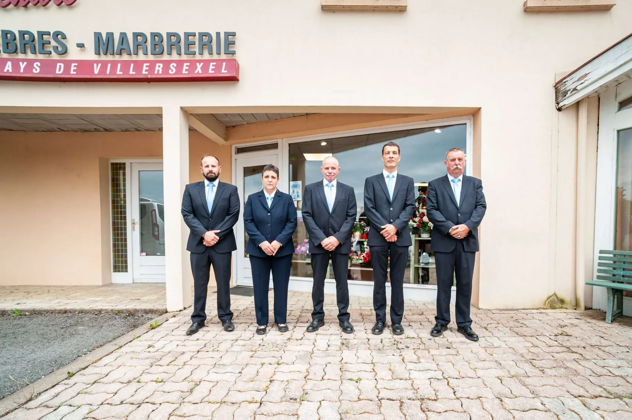 Équipe des Pompes Funèbres Legendre posant devant l'agence de Villersexel.