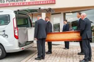 fleurs dans un vase dans un cimetiere