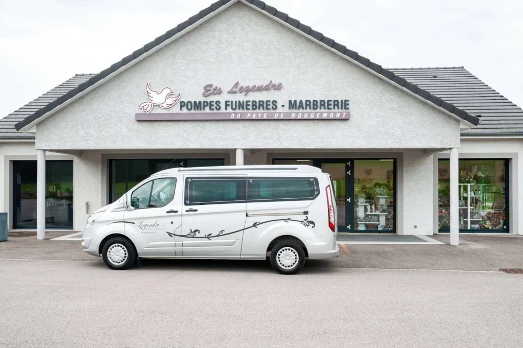 Véhicule funéraire stationné devant la façade de l'agence de Rougemont.