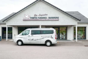 Véhicule funéraire stationné devant la façade de l'agence de Rougemont.