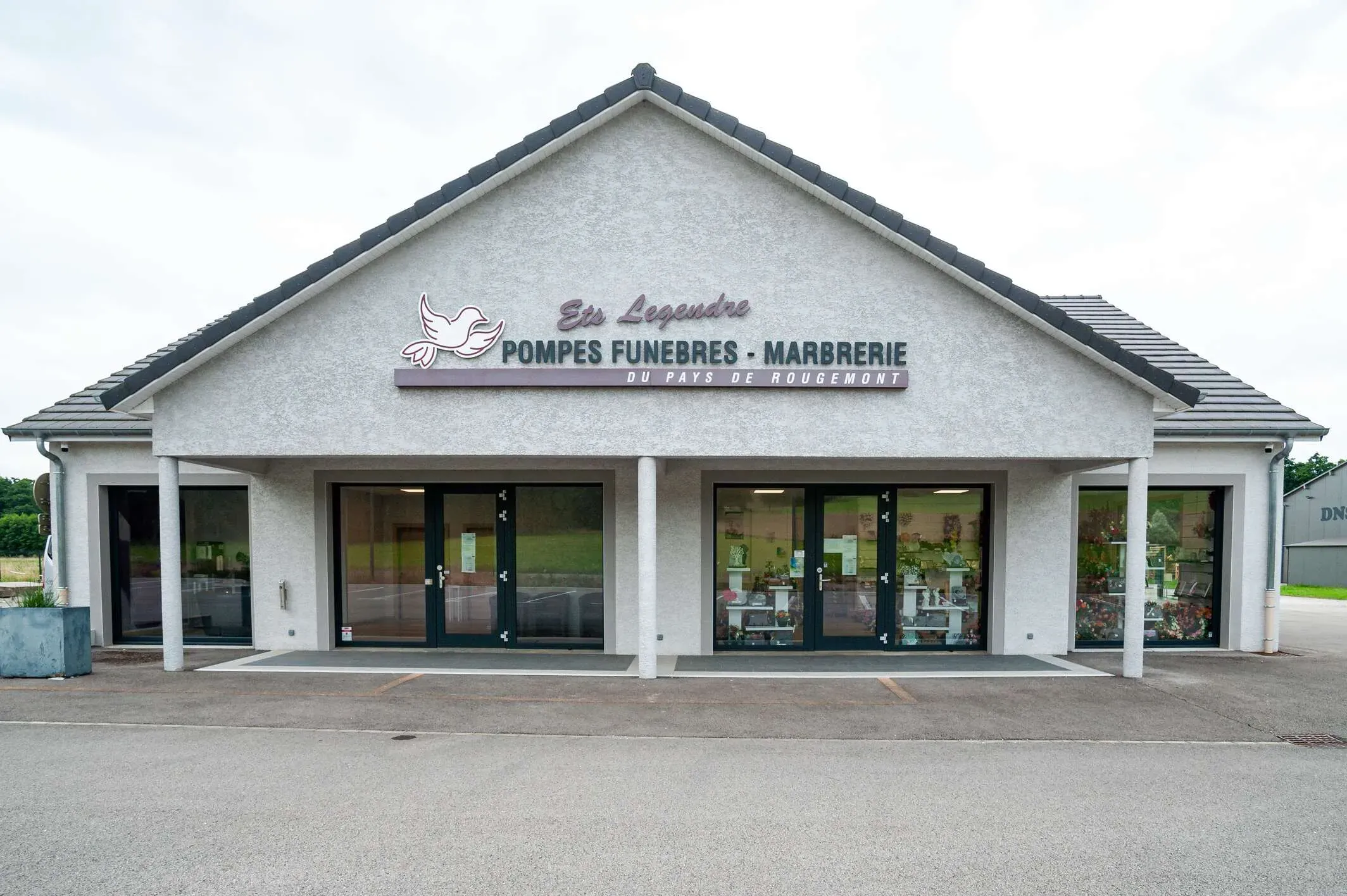 Vue d'ensemble de la façade de l'agence Pompes Funèbres Legendre.