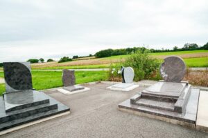 fleurs dans un vase dans un cimetiere