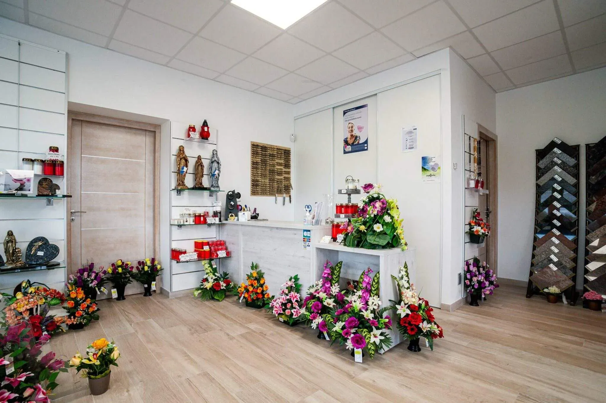 Espace d'accueil et comptoir d'une agence de pompes funèbres.